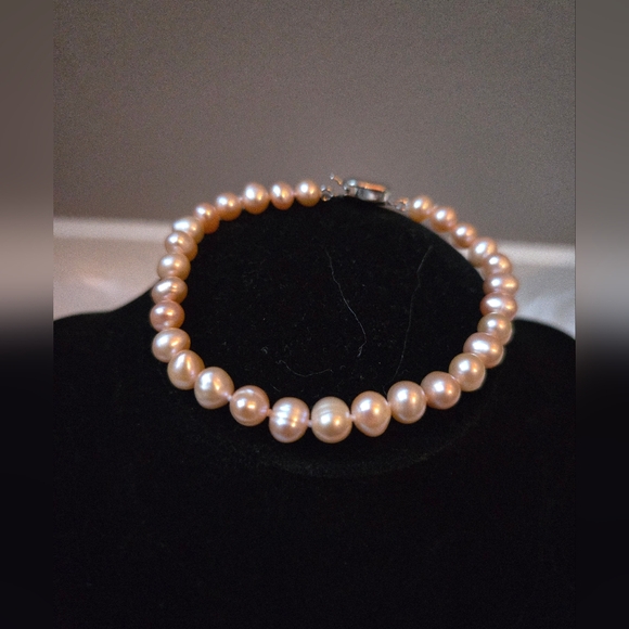 None Jewelry - EUC Freshwater Pink Pearl Bracelet